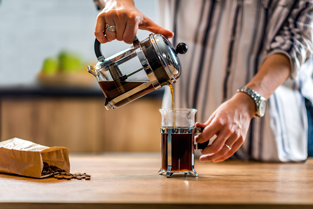 French press: na co se zaměřit při výběru a jak z něj připravit tu nejlepší kávu Nalévání horké vody do french pressu