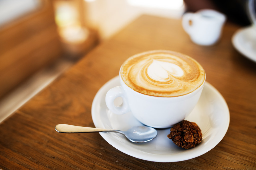 Barista: Jak se jím stát a co tato profese obnáší? Latté art na šálku cappuccina