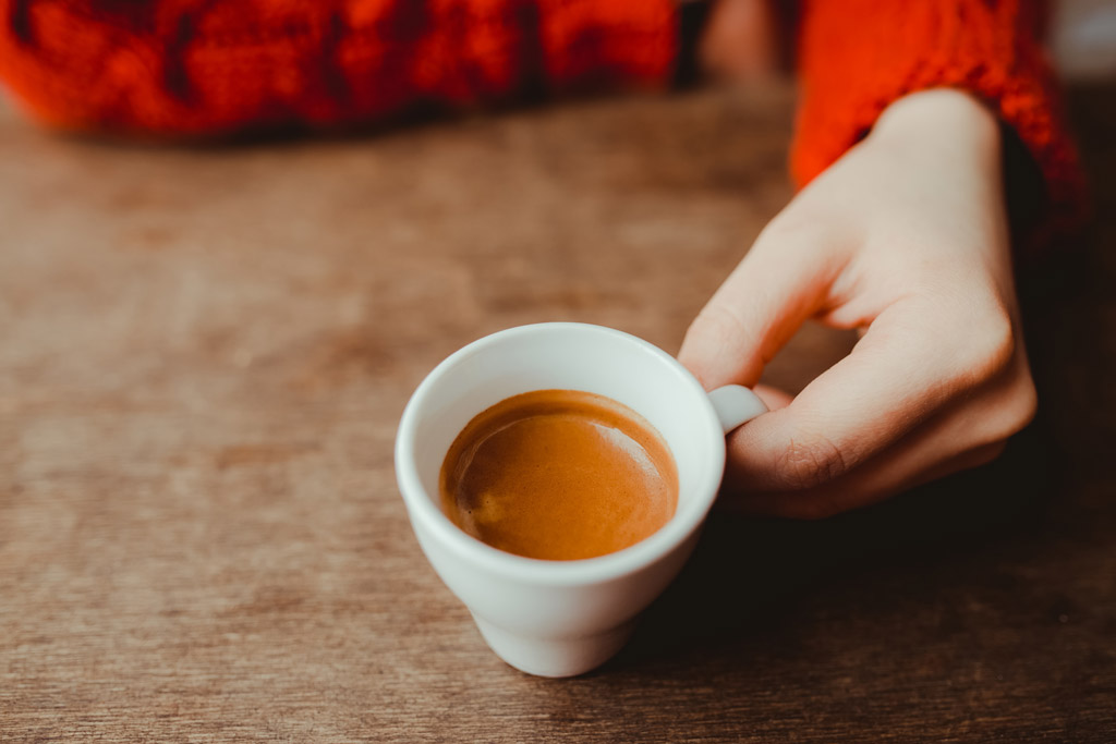 Druhy kávy aneb 9 nápojů, které si objednáte už jen správně! Espresso s cremou na povrchu