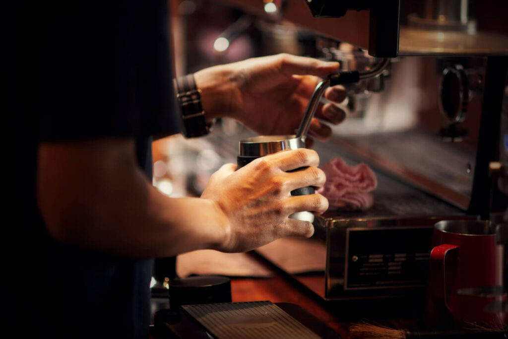 Jak si připravuje kávu na cestách profesionální barista Marek Dostálek Jak si připravuje kávu na cestách profesionální barista Marek Dostálek