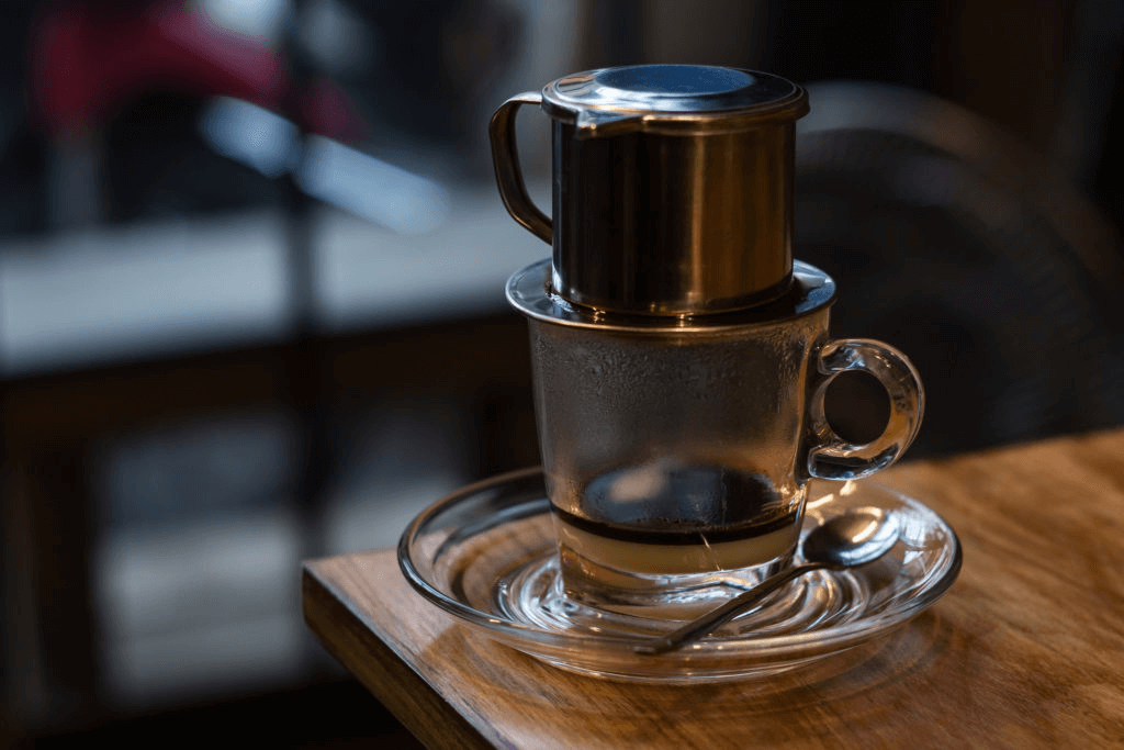 Jak si připravuje kávu na cestách profesionální barista Marek Dostálek Jak si připravuje kávu na cestách profesionální barista Marek Dostálek